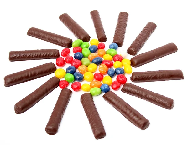 Bâtonnets de chocolat à la crème et aux bonbons multicolores isol — Photo