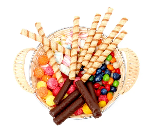 Cesta com vários doces e os biscoitos, isolados — Fotografia de Stock