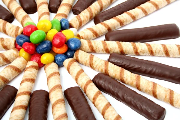 Palitos de chocolate com um creme e o isol de doces multicores — Fotografia de Stock