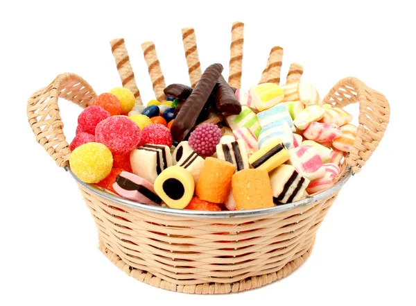 Panier avec divers bonbons et les biscuits, isolé — Photo