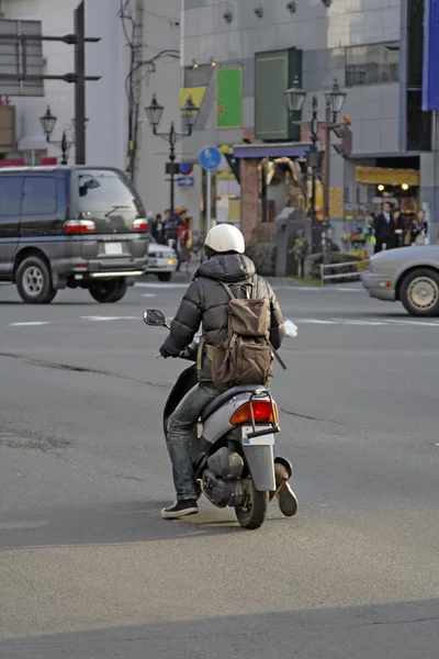 Человек на скутере — стоковое фото