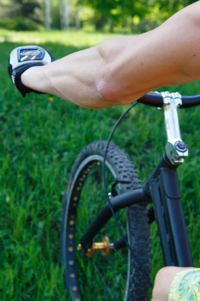 Biciclista a pé — Fotografia de Stock