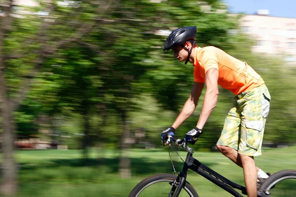 Bicyclist afoot — Stock Photo, Image