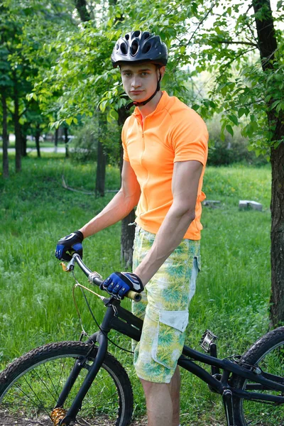 自行车和男子 — 图库照片