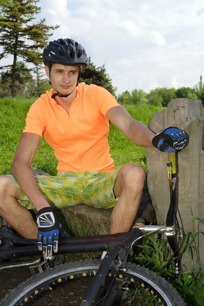 自転車と男性 — ストック写真