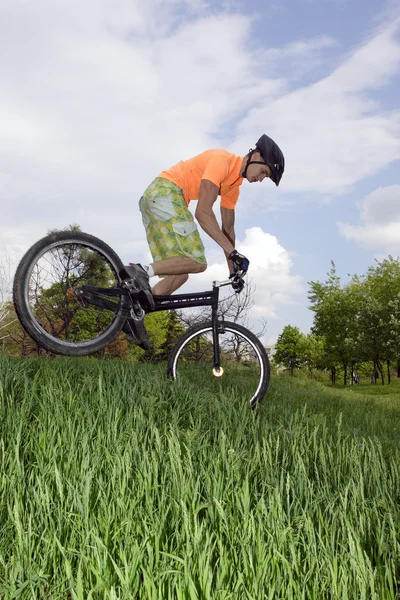 自転車と男性 — ストック写真