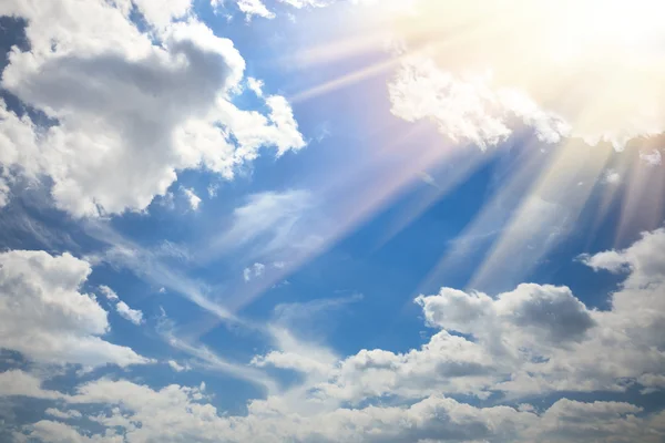 Duidelijke blauwe hemel met zon — Stockfoto