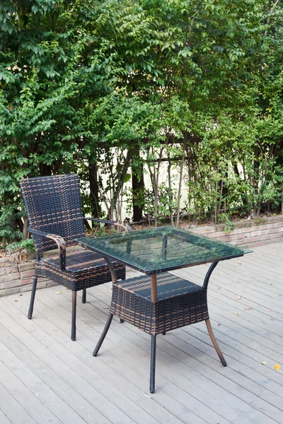 Krzesło wiklinowe i tabela — Zdjęcie stockowe