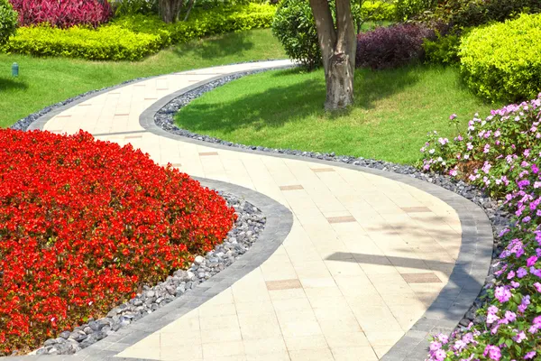 Schöner Sommergarten mit einem sich schlängelnden Fußweg Stockbild