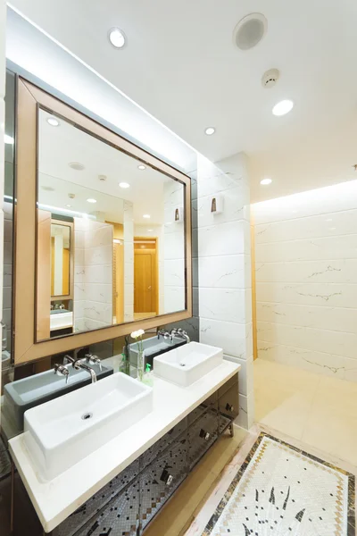 Iteration eines modernen Badezimmers — Stockfoto