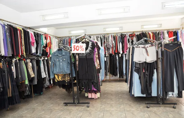 Kleidung beim Flohmarktverkauf. — Stockfoto