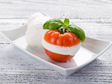 mozzarella ve domates ve mozzarella e pomodoro