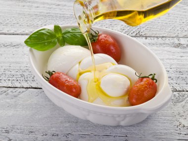 dize mozzarella ve domates treccia di mozzarella e pomodoro