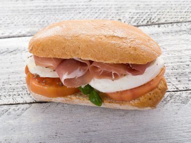 sandviç parma jambonu mozzarella ve domates ile