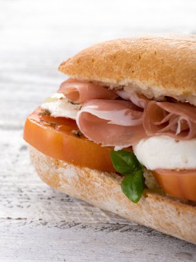 sandviç parma jambonu mozzarella ve domates ile