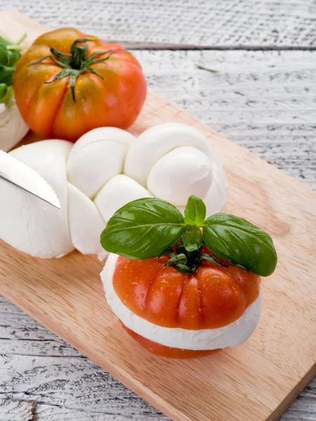 Mozzarella ve domates ve mozzarella e pomodoro — Stok fotoğraf