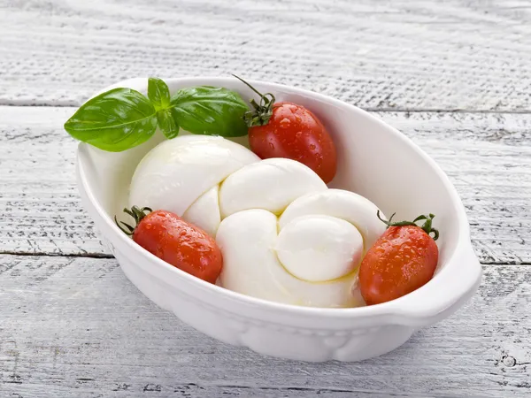 Saitenmozzarella und Tomaten-Treccia di Mozzarella e Pomodoro — Stockfoto