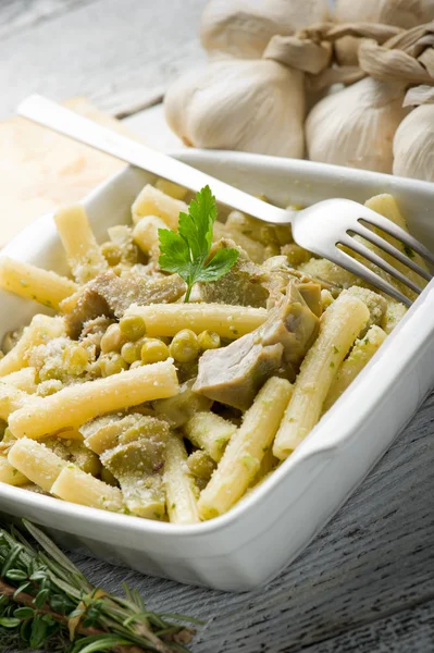 Pasta with artichoke and peas — Stock Photo, Image