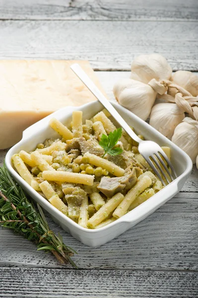 Pasta with artichoke and peas — Stock Photo, Image