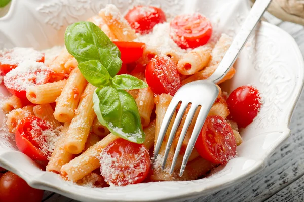 Pasta con tomates frescos y queso parmesano — Foto de Stock