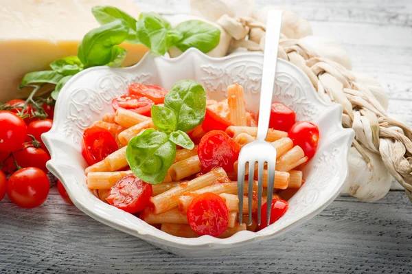 Nudeln mit frischen Tomaten — Stockfoto