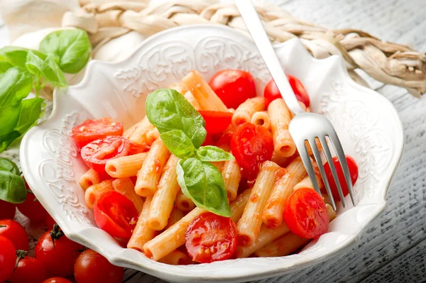 Pasta with fresh tomatoes — Stock Photo, Image