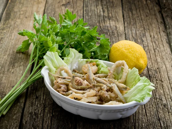 Calamares de pescado frito y camarones con ensalada verde — Foto de Stock