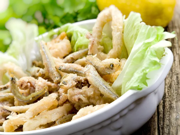 Fried fish squid and shrimp with green salad — Stock Photo, Image