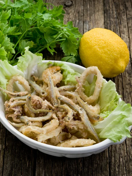 Смажені рибні кальмари та креветки з зеленим салатом — стокове фото