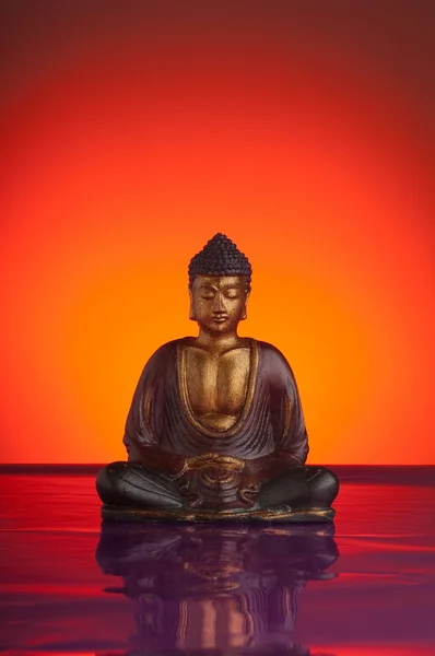 Budda met rode achtergrond — Stockfoto