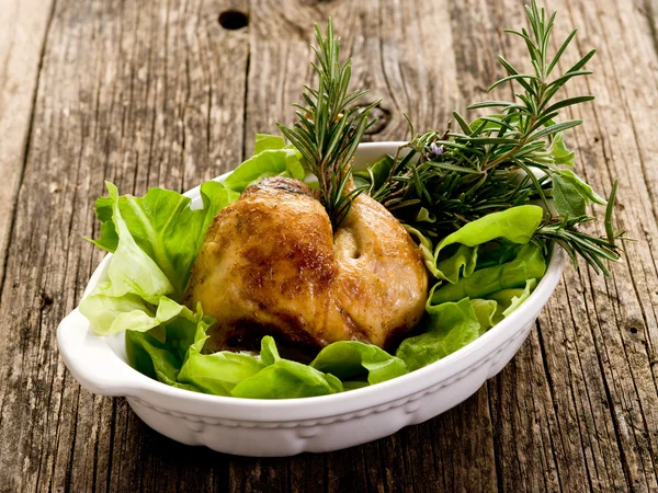 Jambe de poulet avec salade verte-coscia di pollo e insalata — Photo