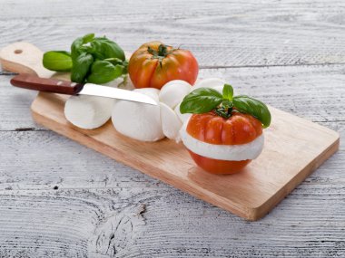 mozzarella ve domates ve mozzarella e pomodoro