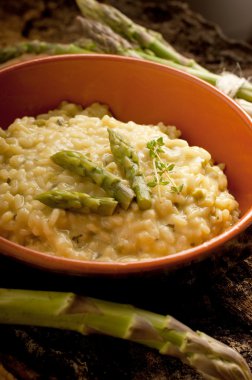 Risotto kuşkonmaz ile