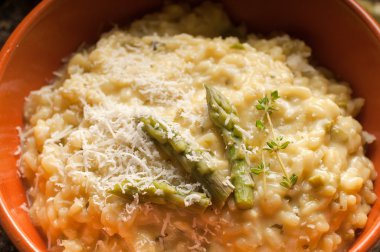 Risotto kuşkonmaz ile