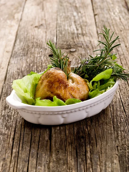 Chicken leg with green salad-coscia di pollo e insalata — Stock Photo, Image