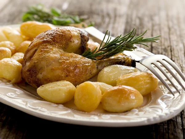 Kycklingklubba med potatis-coscia di pollo e patate — Stockfoto