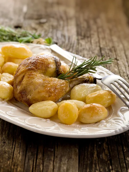 Hähnchenkeule mit Kartoffeln-coscia di pollo e patate — Stockfoto
