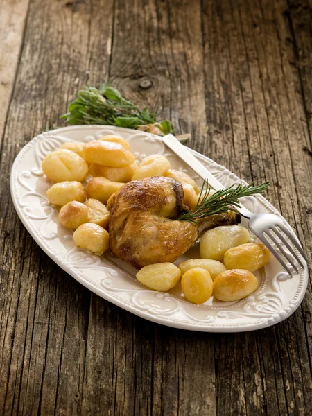 Noga kurczaka z ziemniakami coscia di pollo e p — Zdjęcie stockowe
