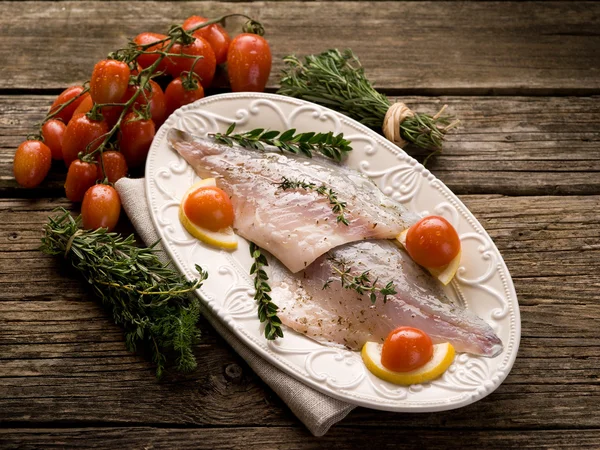 Fiskfilé med örter redo att matlagning — Stockfoto