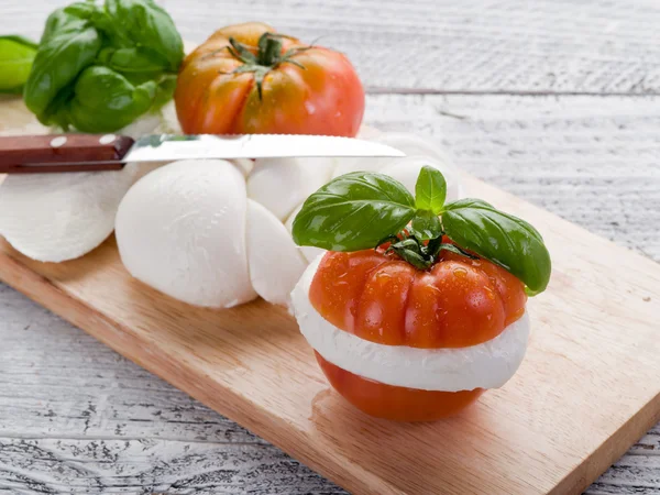 Mozzarella och tomat-mozzarella e pomodoro — Stockfoto