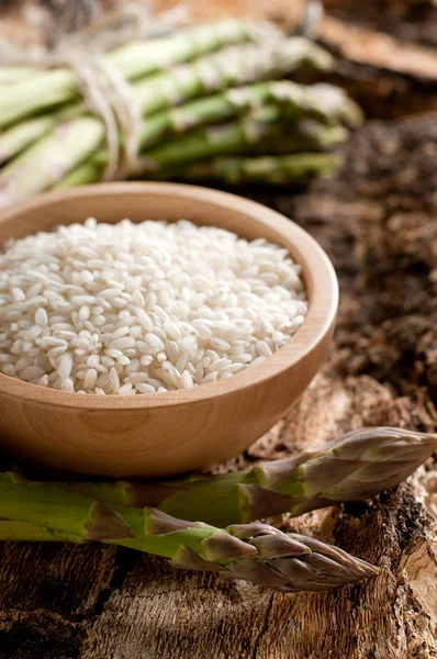 Raw rice with raw asparagus — Stock Photo, Image