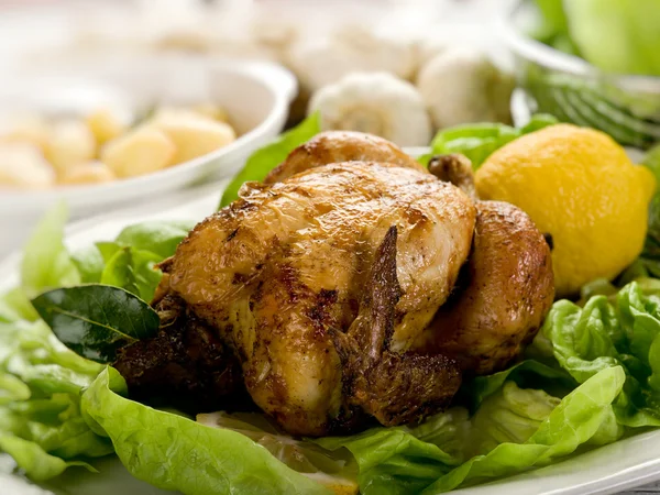 stock image Chicken with green salad -pollo arrosto e insalata