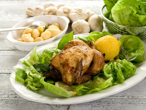 Chicken with green salad -pollo arrosto e insalata — Stock Photo, Image