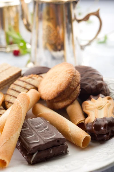Різноманітність печива над столом ресторану — стокове фото