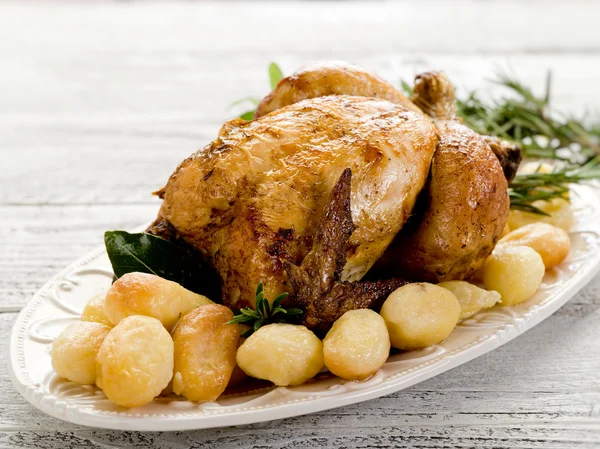 Poulet aux pommes de terre-pollo arrosto e patate — Photo