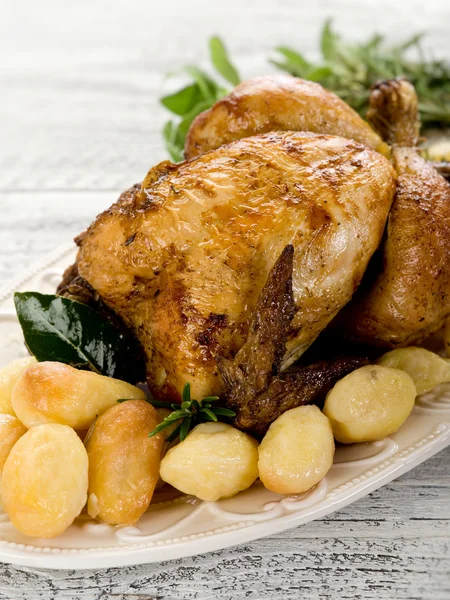 Huhn mit Kartoffeln-pollo arrosto e patate — Stockfoto