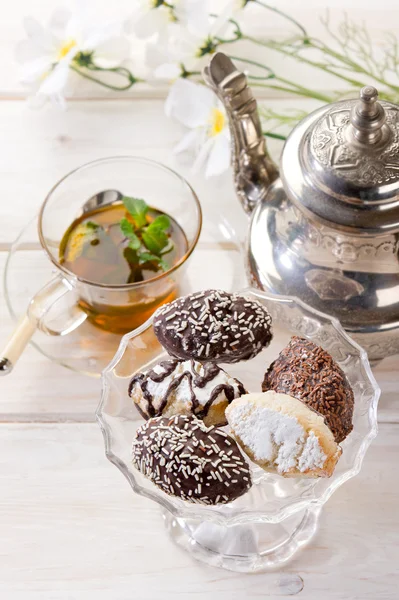 Variedade de biscoito sobre tigela e chá — Fotografia de Stock
