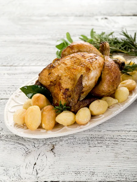Huhn mit Kartoffeln-pollo arrosto e patate — Stockfoto
