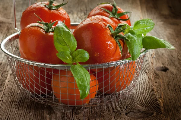 Tomater på trä bakgrund — Stockfoto
