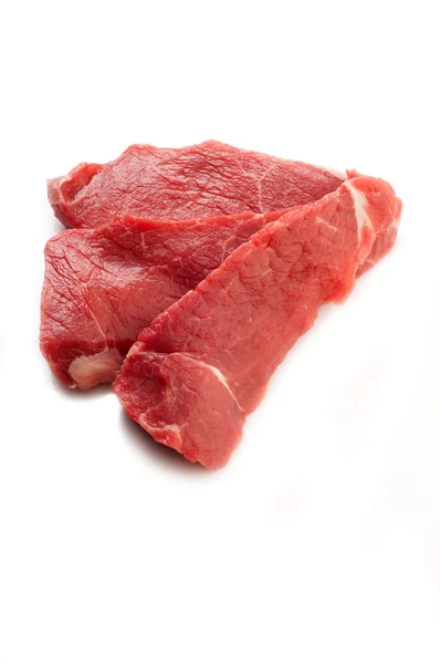 Beyaz üzerine çiğ biftek — Stok fotoğraf